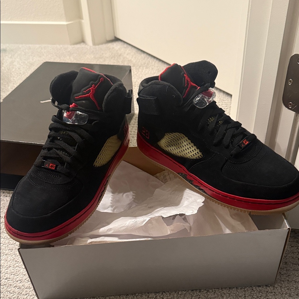 Jordan Men's Black and Red Sneakers